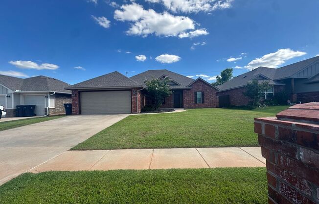 4 Bedroom 2 Bath 2 Car Garage Yukon *Mustang Schools*