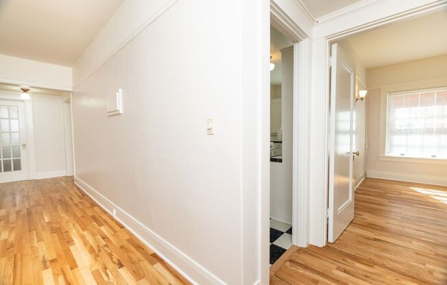 2 beds, 1 bath, 1,008 sqft, $2,400, Unit 21