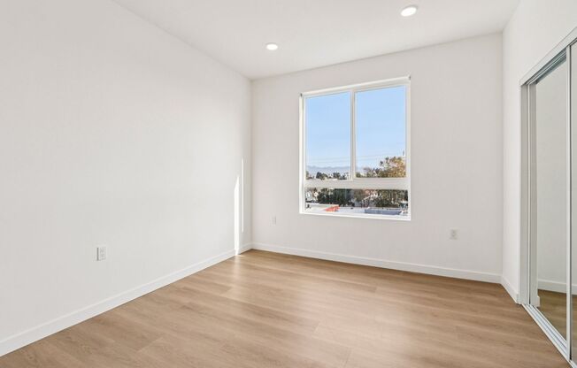 2 beds, 1 bath, $2,700, Unit 301