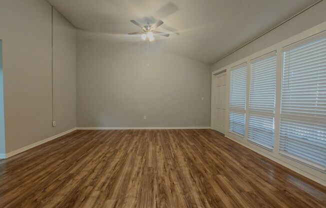 1 bed, 1 bath, 900 sqft, $1,050, Unit D5