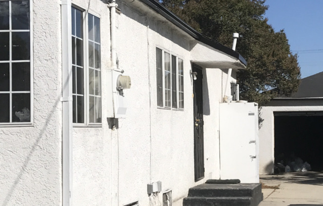 1423 W 106 ST