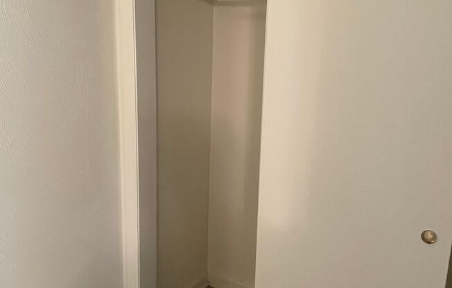 2 beds, 1 bath, 903 sqft, $1,290, Unit K-10