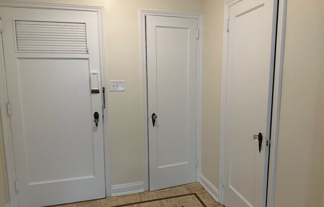 2 beds, 1 bath, 975 sqft, $1,800, Unit Royal York 114