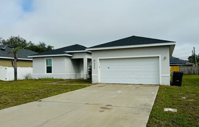 Gorgeous 4 Bedroom, 2 Bathroom Home in Poinciana!!