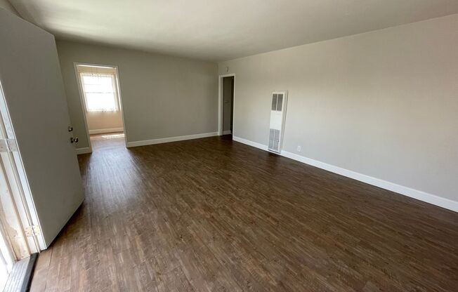 LAST 1 Bedroom/ 1 Bathroom Apartment Available!