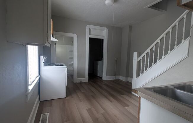 Charming 2 bed/ 1 bath Duplex