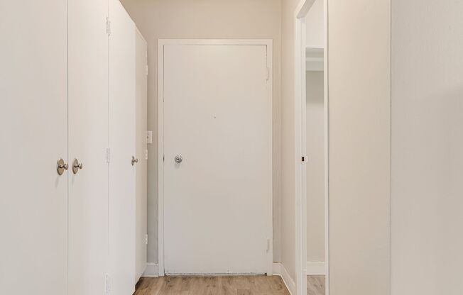 Studio, 1 bath, 370 sqft, $1,050, Unit 302