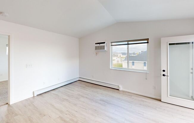 1 bed, 1 bath, 690 sqft, $1,199, Unit 1240-10
