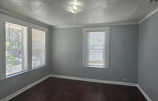 3 beds, 1 bath, $1,350, Unit C