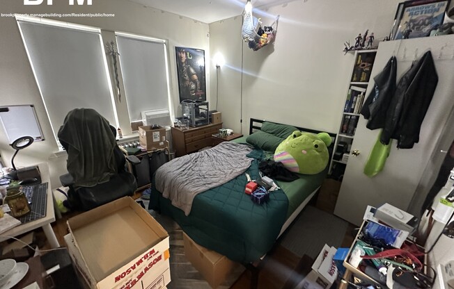 2 beds, 1 bath, $3,000, Unit 10