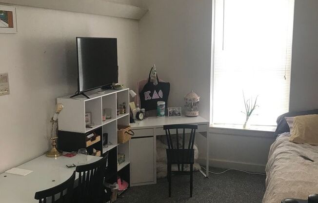 Studio, 1 bath, $1,000