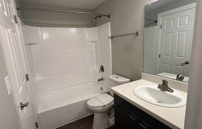 2 beds, 1.5 baths, 866 sqft, $2,880, Unit 800L3