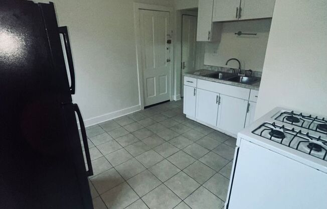 2 beds, 1 bath, $1,095, Unit Unit 2