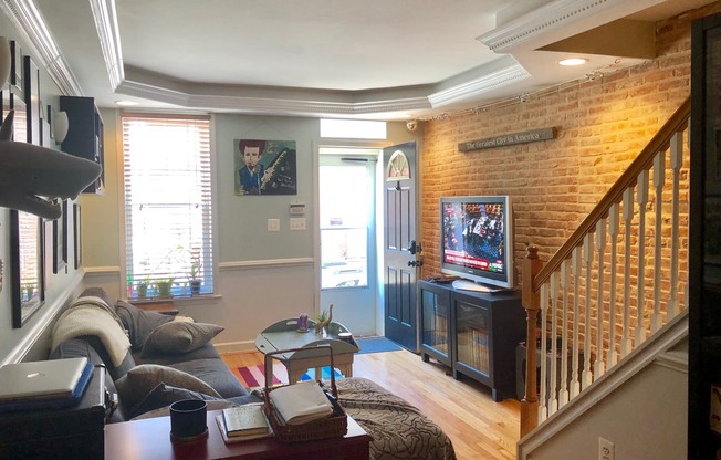 Charming 2 Bedroom/1.5 Bathroom Townhome in Federal Hill w/ Rooftop Deck!
