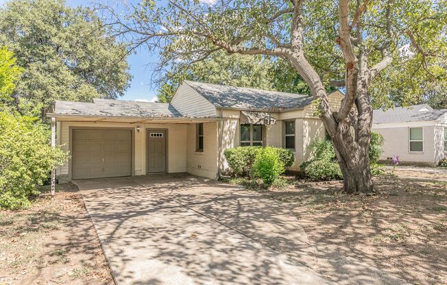 CHARMING 4 Bedroom, 2 Bathroom near TCU!