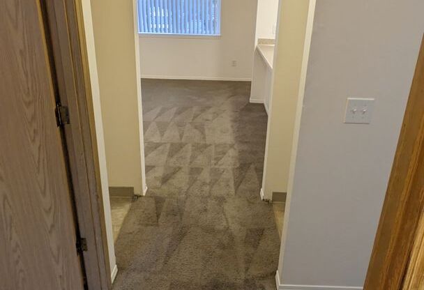 2 beds, 1 bath, 750 sqft, $1,195, Unit 31