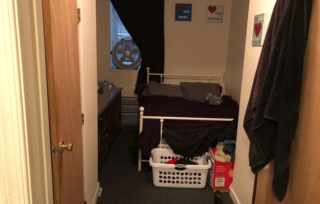 Studio, 1 bath, 295 sqft, $890, Unit B7