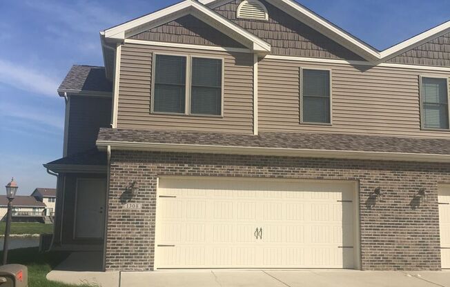 Recently built 3-bed, 2.5-bath home available for August!