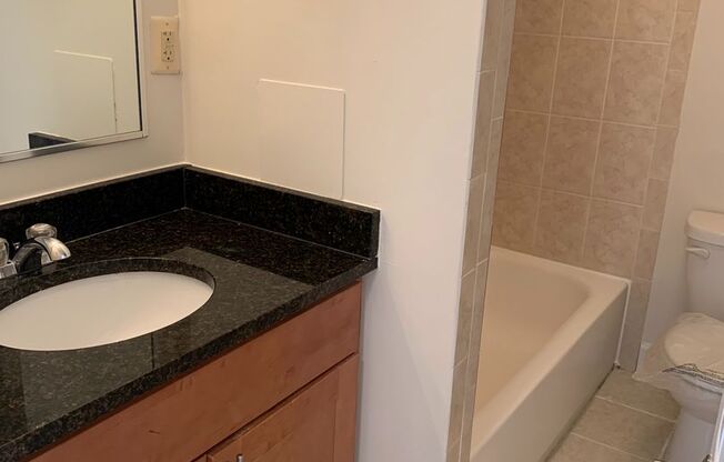 2 beds, 1.5 baths, 881 sqft, $2,200, Unit 5321 #3