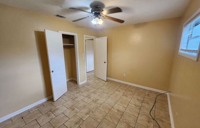 3 beds, 1 bath, $950