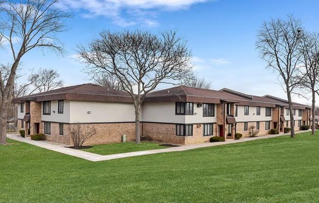 Buildingat The Clarendon Apartment Homes, Illinois