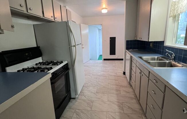 2 beds, 1 bath, $1,900