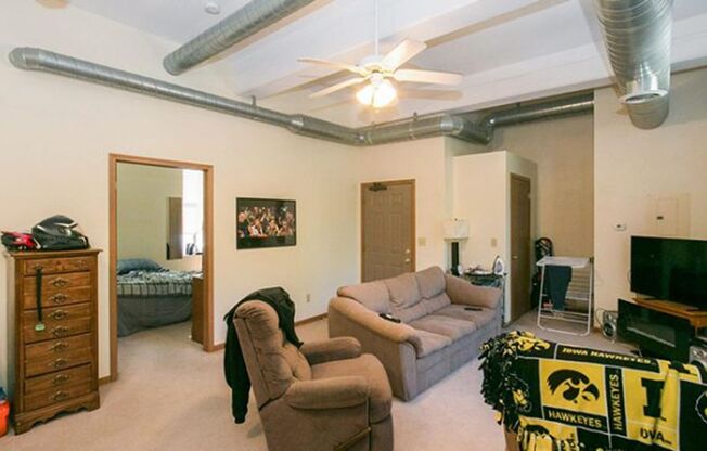 2 beds, 1 bath, $1,600, Unit 4