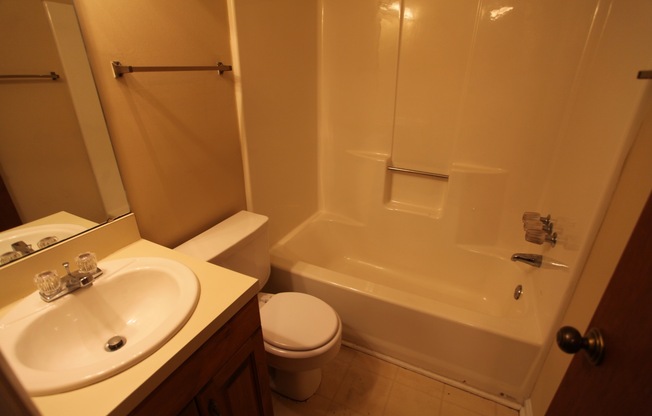 3 beds, 2 baths, $1,250, Unit # 9 B