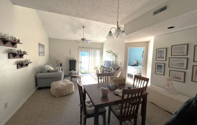 Court yard Condo. Love living in the heart of Wilmington! Close to UNCW, shopping, restaurants, Wrightsville Beach! Pool!