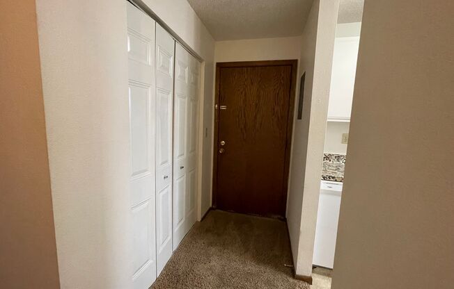 2 beds, 1 bath, $795, Unit Apt 4