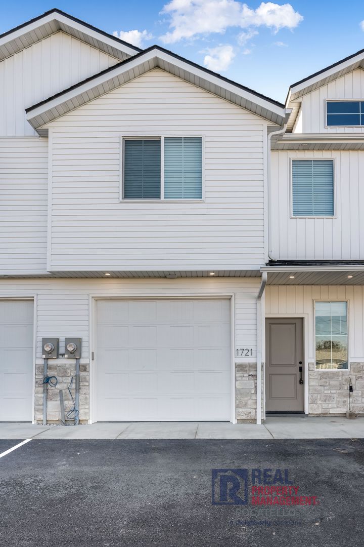 MOVE IN SPECIAL - BRAND NEW 3 bed 2.5 Bath Townhome - Small dog negotiable