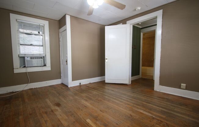 Simply the BEST! Adorable 1 Bedroom/1 Bath Located off Historic Camp Bowie! ((Covered Deck)) Minutes to Downtown Ft Worth ~