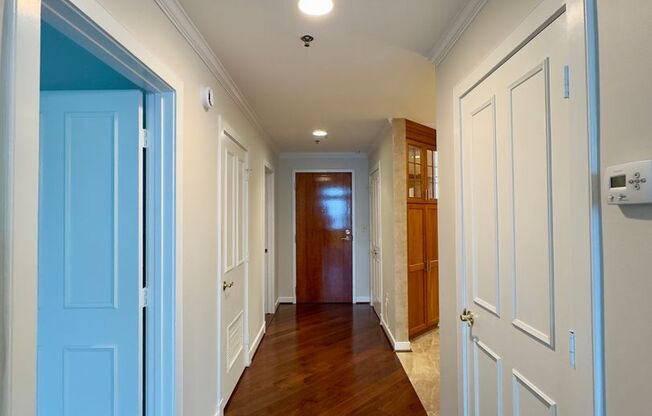Elegant 2 Bedroom/2.5 Bathroom Apartment with Den, 2 Parking Spaces, and Storage Unit in Canton, Baltimore, MD!