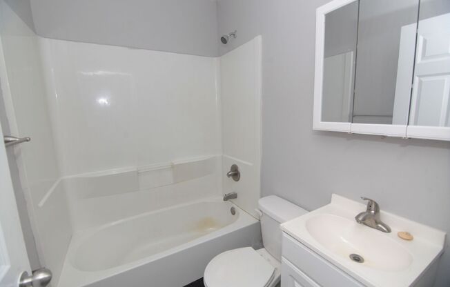 2 beds, 1 bath, $835