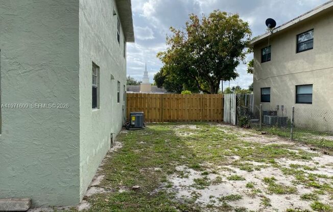 35 NE 13TH ST # 1-2 FORT LAUDERDALE, FL 33304