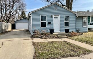 Cozy 2 Bedroom House in Central Sioux Falls