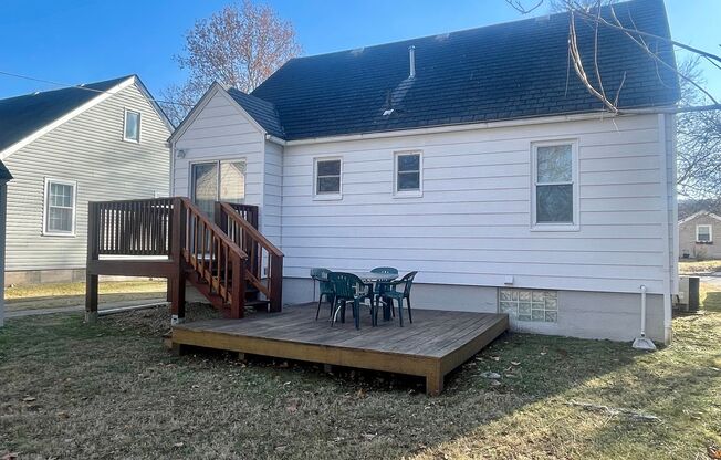 2 beds, 1 bath, $1,200