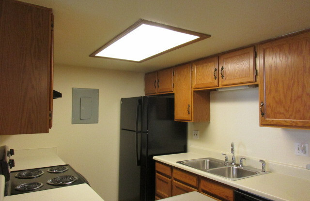 2 beds, 2 baths, 1,020 sqft, $1,900, Unit 921 S Zeno Way