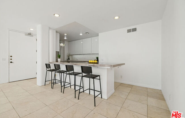 2 beds, 2 baths, 974 sqft, $4,000, Unit 1102