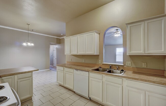 3 beds, 2 baths, $1,349