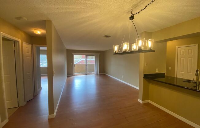 MUST SEE! Great 2/2 Condo in Oxford Square Community!