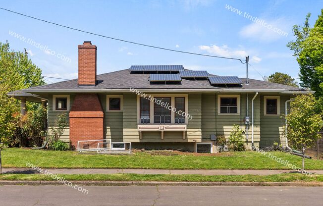 4 Bedroom Bungalow Inner Northeast Portland with Lawn Care Included + Solar panels!