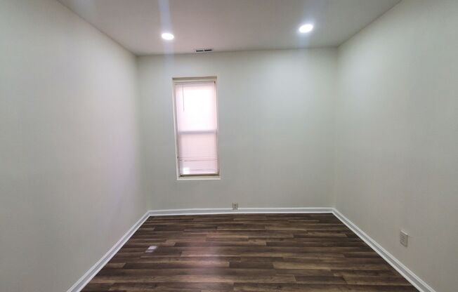 2 beds, 1 bath, $1,350, Unit 2nd Floor