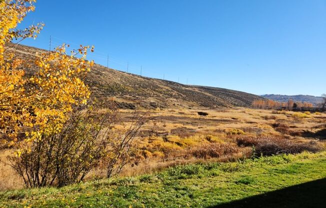 Perfectly Located Canyon Creek Condo - Attached Garage