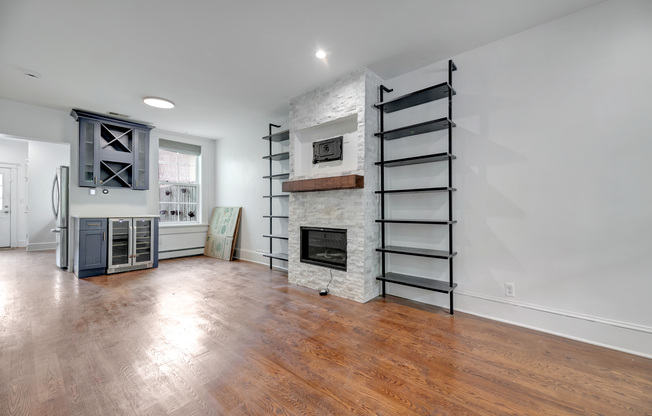 910 3 ST NE
