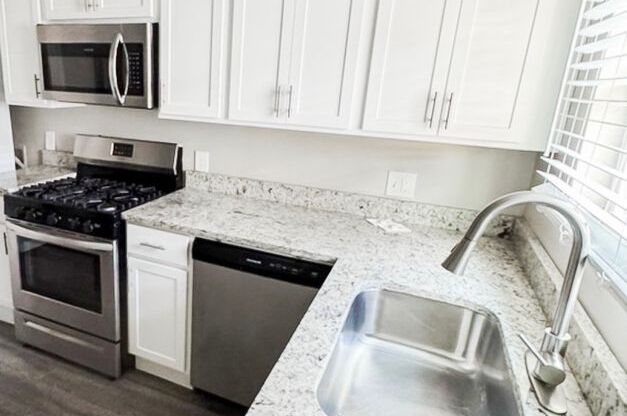 2 beds, 1 bath, 850 sqft, $1,300, Unit 26-A4