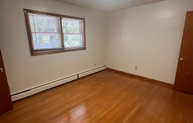 3 beds, 1.5 baths, 1,100 sqft, $1,980, Unit F-1