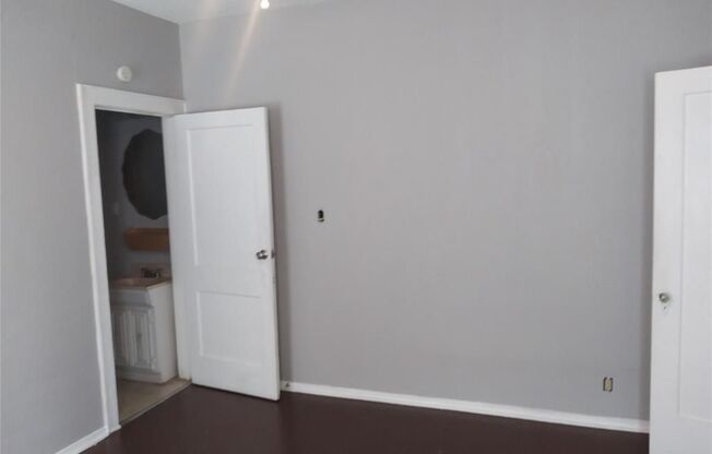 2 beds, 1 bath, 885 sqft, $995, Unit B