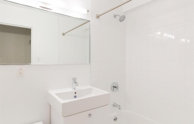 1 bed, 1 bath, $4,575, Unit 5L