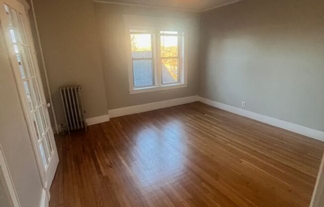 3 beds, 1 bath, $1,800, Unit 92 Woodside Unit #3R